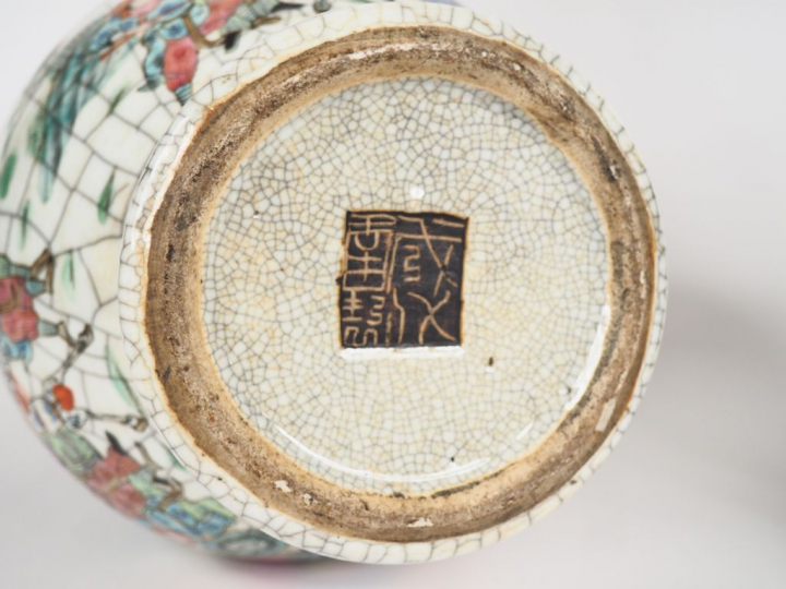 Nankin fin XIXe siècle,  Paire de vases de forme balustre à décor en é