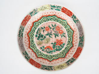 Vente aux enchères Chine, période Kangxi, transition  Coupe creuse en porcelaine et émaux