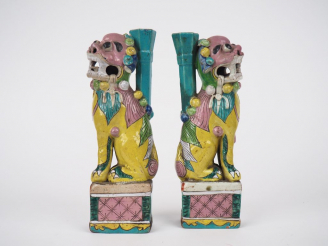 Vente aux enchères Chine, période Jiaqing, (1796-1820) Paire de porte baguettes à encens 