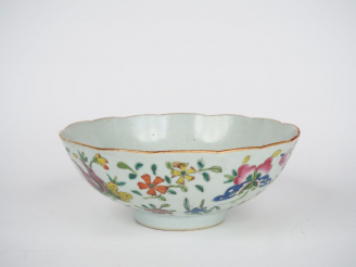 Vente aux enchères Chine, XIXe siècle,  Coupe floriforme en porcelaine sur piédouche et é