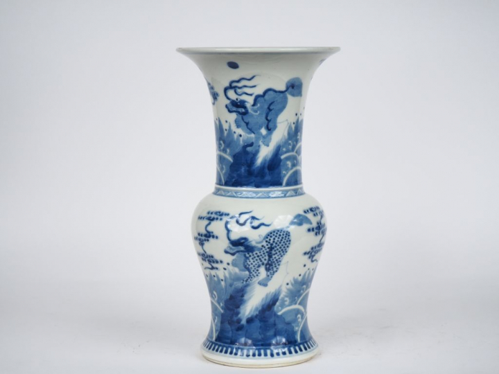 Chine, vers 1900,  Vase de forme « yenyen » en porcelaine blanche à dé