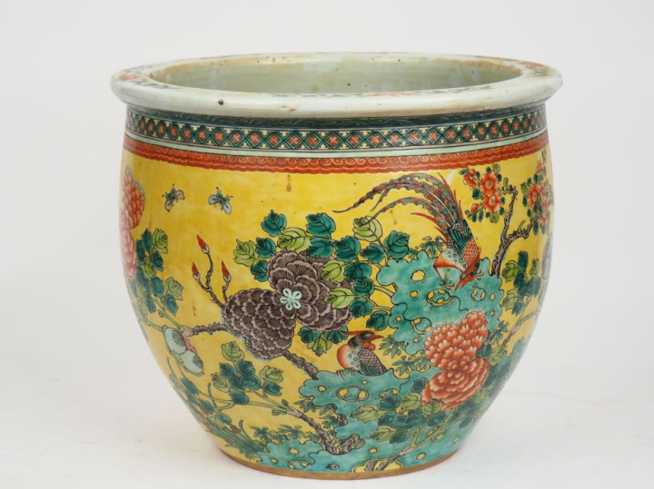 Chine fin de la période Qing. Vasque à poisson en porcelaine à décor d