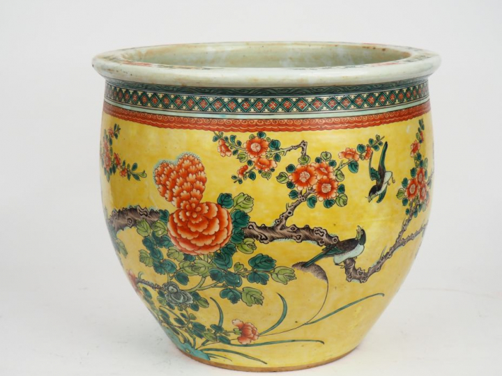 Chine fin de la période Qing. Vasque à poisson en porcelaine à décor d