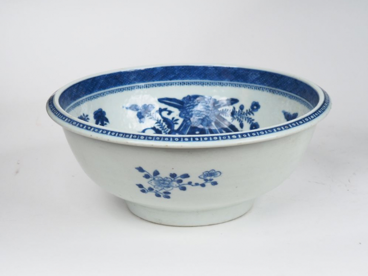 Chine, période jiaqing  Vasque en porcelaine blanche à décor en bleu s