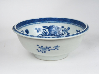 Vente aux enchères Chine, période jiaqing  Vasque en porcelaine blanche à décor en bleu s