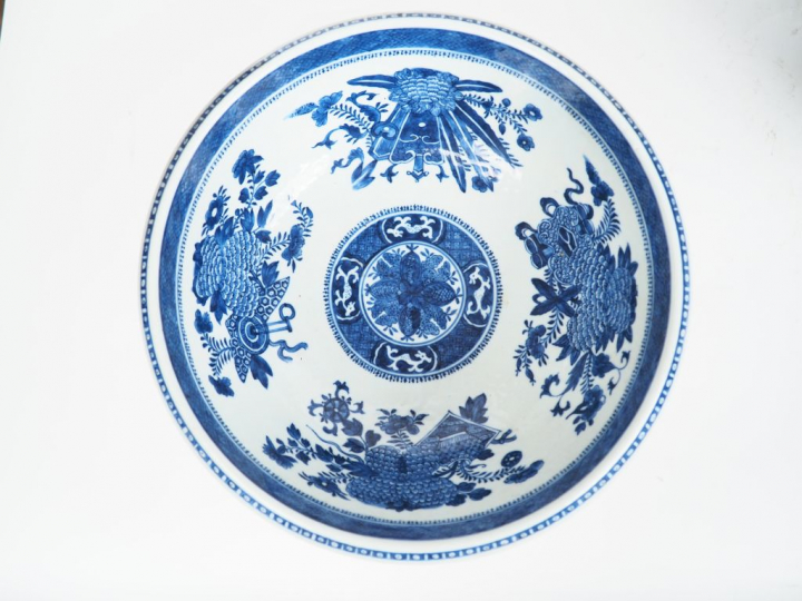 Chine, période jiaqing  Vasque en porcelaine blanche à décor en bleu s