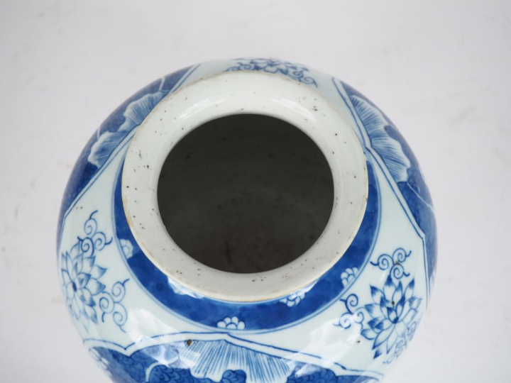 Chine XVIIIe siècle,  Pot à gingembre en porcelaine bleu blanc à décor