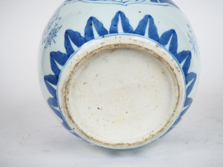 Chine XVIIIe siècle,  Pot à gingembre en porcelaine bleu blanc à décor