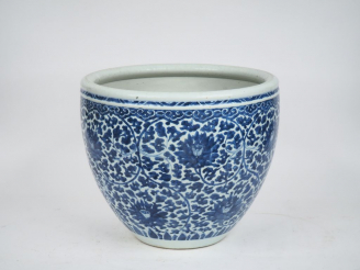 Vente aux enchères Chine, XVIIe siècle, Vasque à poissons en porcelaine à décor en bleu s