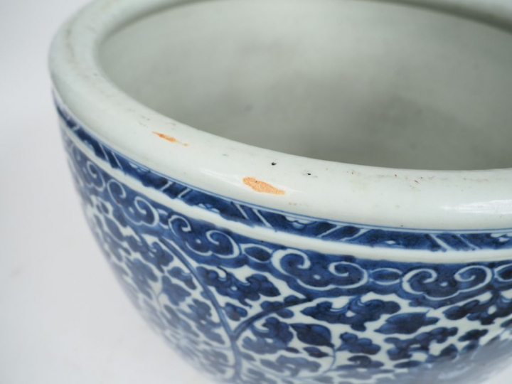 Chine, XVIIe siècle, Vasque à poissons en porcelaine à décor en bleu s