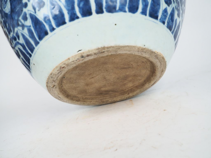 Chine, XVIIe siècle, Vasque à poissons en porcelaine à décor en bleu s