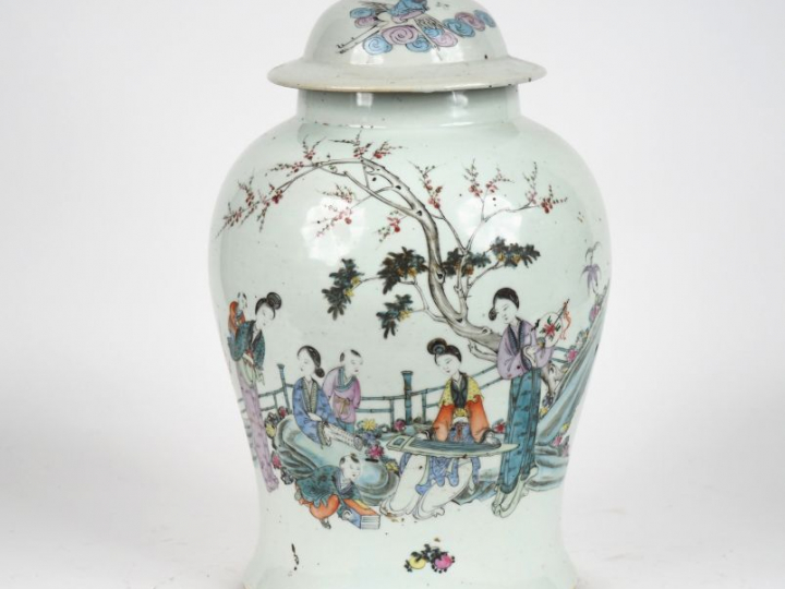 Chine, fin XIXe siècle, début XXe siècle,  Potiche couverte en porcela