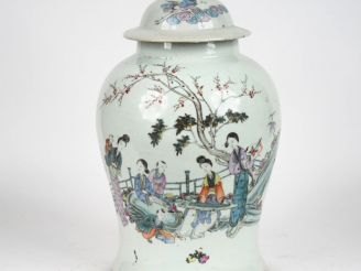 Vente aux enchères Chine, fin XIXe siècle, début XXe siècle,  Potiche couverte en porcela