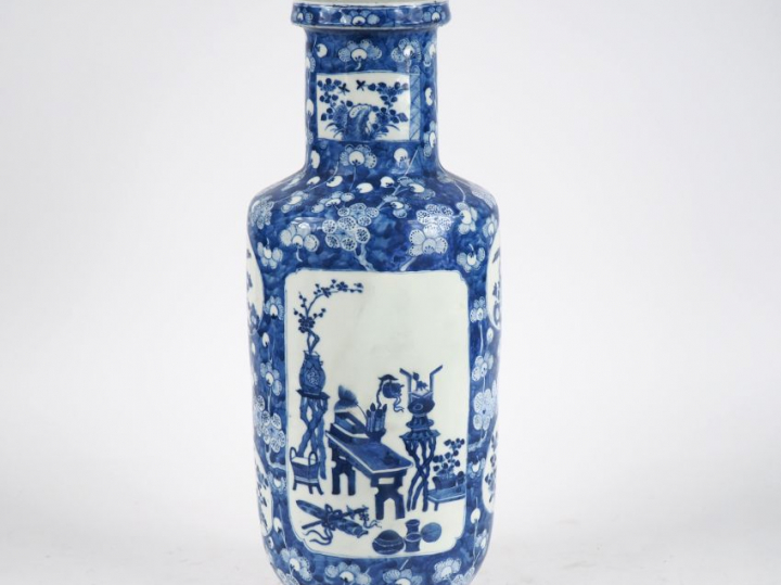 Chine, XIXe siècle, Vase rouleau en porcelaine bleu blanc à décor en m