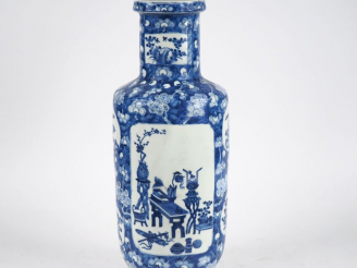 Vente aux enchères Chine, XIXe siècle, Vase rouleau en porcelaine bleu blanc à décor en m