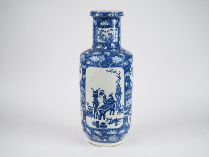 Chine, XIXe siècle, Vase rouleau en porcelaine bleu blanc à décor en m