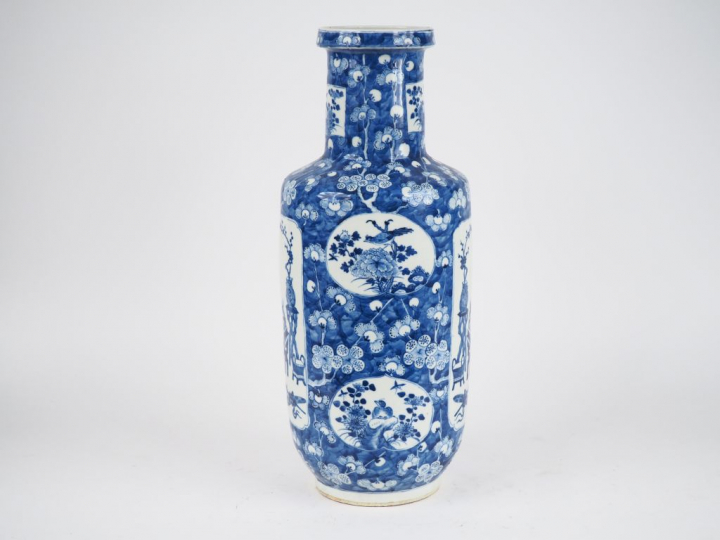Chine, XIXe siècle, Vase rouleau en porcelaine bleu blanc à décor en m