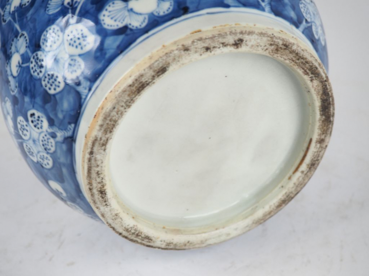 Chine, XIXe siècle, Vase rouleau en porcelaine bleu blanc à décor en m