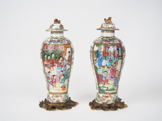 Vente aux enchères Chine, Canton fin XIXe siècle,  Paire de vases couverts de forme lance