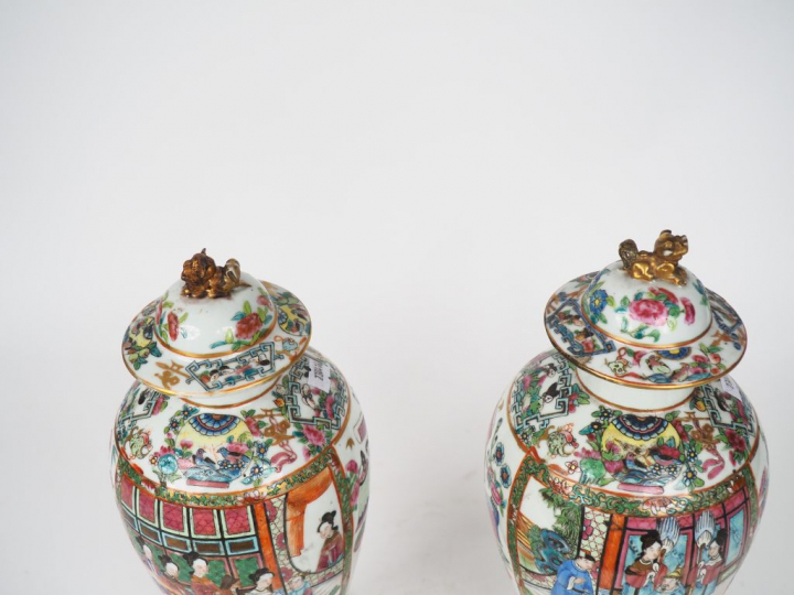 Chine, Canton fin XIXe siècle,  Paire de vases couverts de forme lance