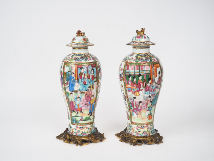 Chine, Canton fin XIXe siècle,  Paire de vases couverts de forme lance