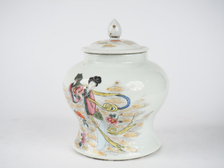 Chine XXe siècle,  Potiche couverte en porcelaine et émaux polychromes