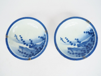 Vente aux enchères Chine, XXème siècle Paire de coupes sur piédouche en porcelaine blanch