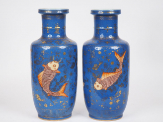 Vente aux enchères Chine vers 1900 Paire de vases de forme rouleau en porcelaine à décor 