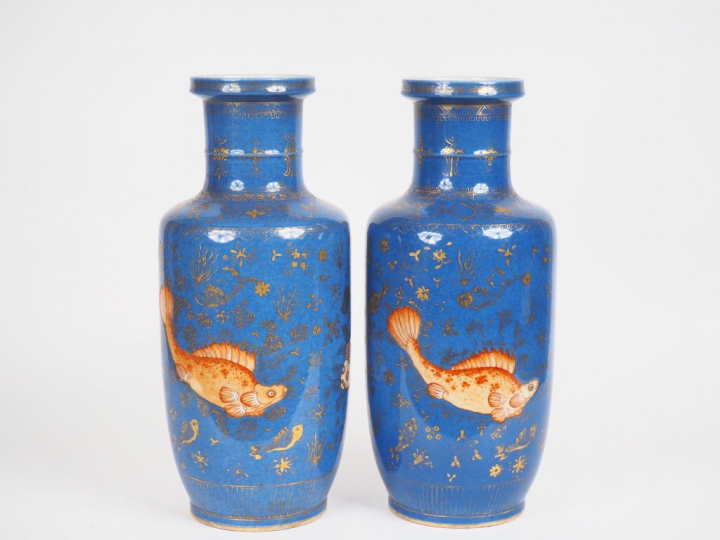 Chine vers 1900 Paire de vases de forme rouleau en porcelaine à décor 