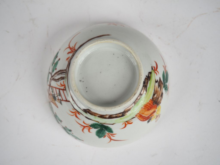 Travail européen dans le goût de l’Asie, Bol en porcelaine et émaux po