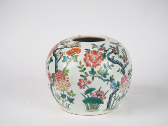 Vente aux enchères Chine, XXe siècle,  Pot à gingembre en porcelaine et émaux polychromes