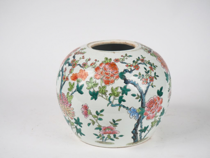 Chine, XXe siècle,  Pot à gingembre en porcelaine et émaux polychromes