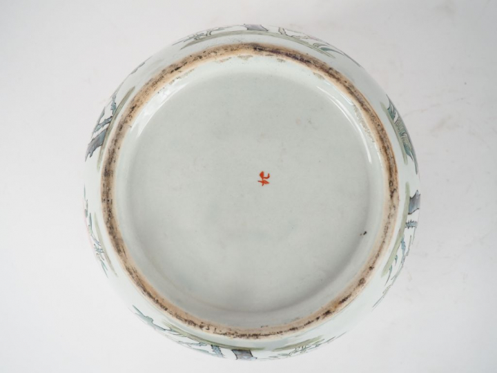 Chine, XXe siècle,  Pot à gingembre en porcelaine et émaux polychromes