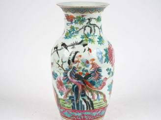 Vente aux enchères Chine, début XXe siècle,  Vase balustre en porcelaine et émaux de la f