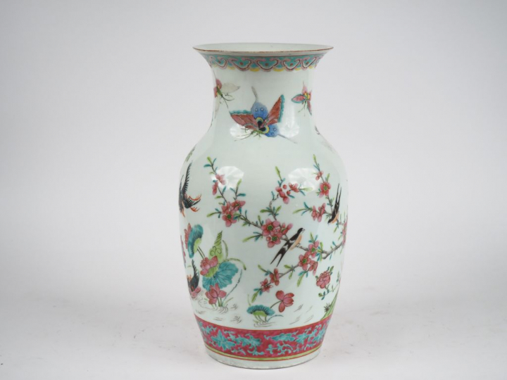 Chine, début XXe siècle,  Vase balustre en porcelaine et émaux de la f