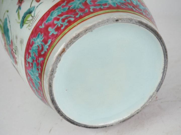 Chine, début XXe siècle,  Vase balustre en porcelaine et émaux de la f