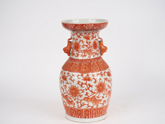 Vente aux enchères Chine, fin XIXe siècle Vase balustre en porcelaine et émail corail à d