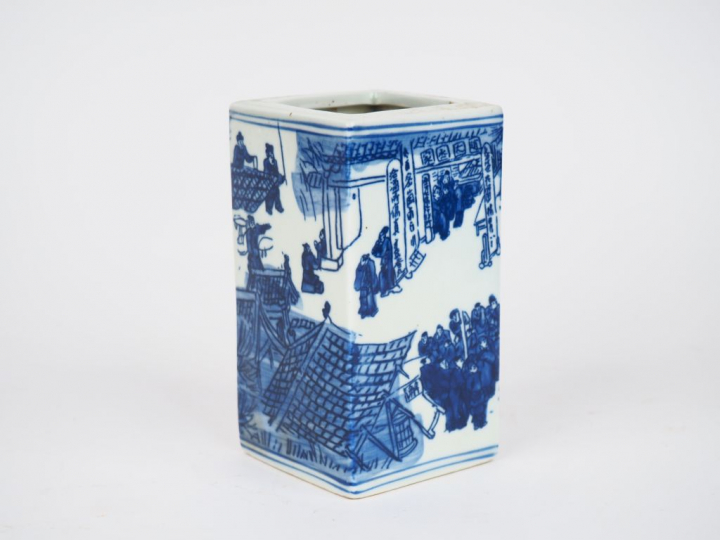Chine, XXe siècle, Vase en porcelaine bleu blanc à décor au pochoir d’