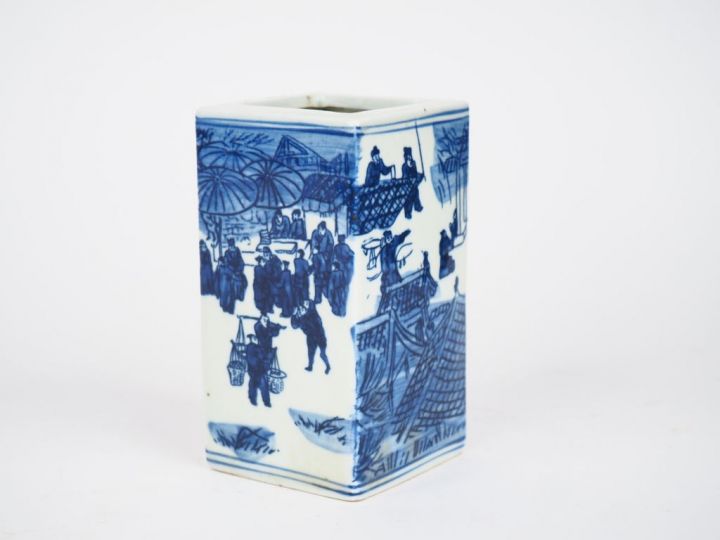 Chine, XXe siècle, Vase en porcelaine bleu blanc à décor au pochoir d’