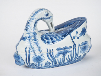 Vente aux enchères Chine, fin de l’époque Qing Petite terrine couverte reprenant la forme