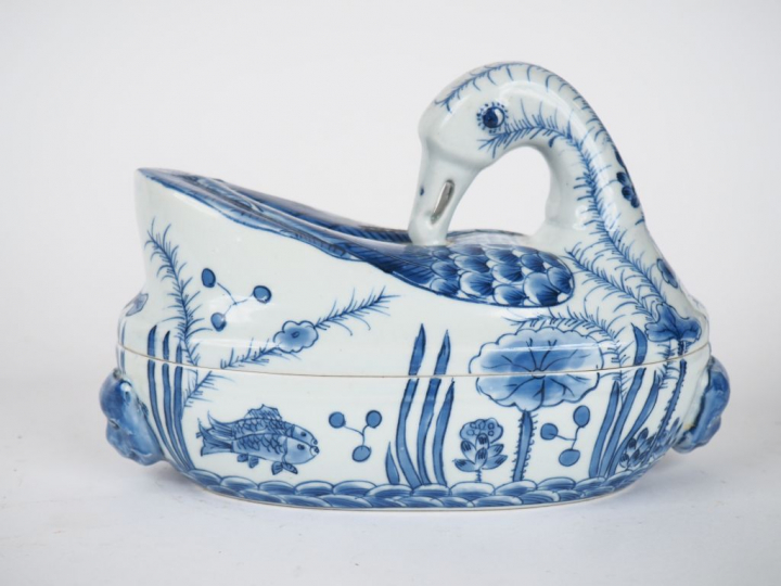 Chine, fin de l’époque Qing Petite terrine couverte reprenant la forme