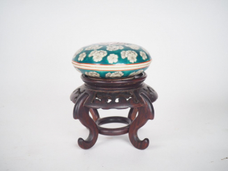 Vente aux enchères Chine, XXe siècle, Petite boîte à cire en porcelaine à décor de fleurs