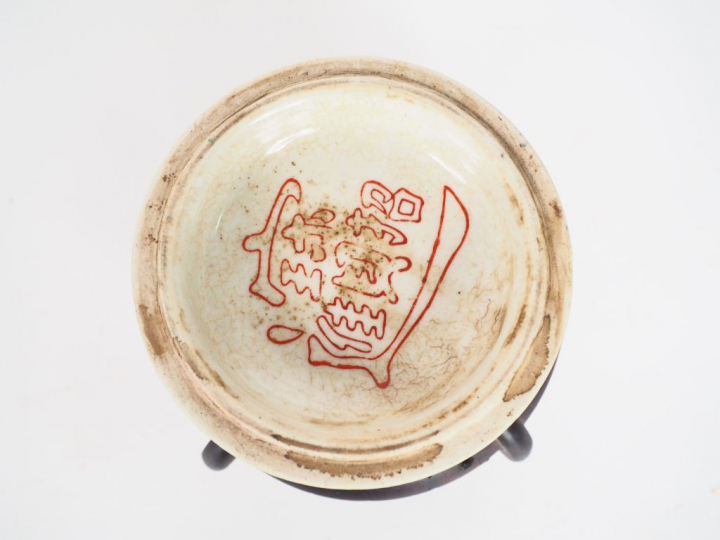 Chine, XXe siècle, Petite boîte à cire en porcelaine à décor de fleurs