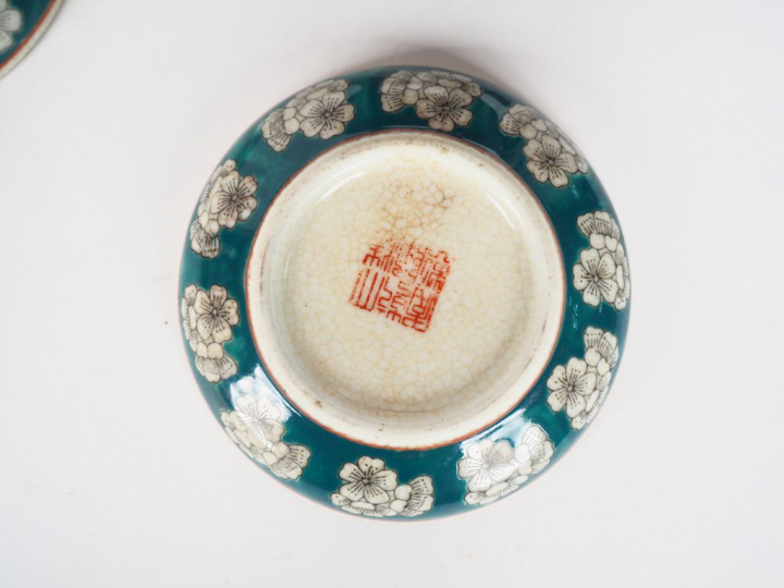 Chine, XXe siècle, Petite boîte à cire en porcelaine à décor de fleurs
