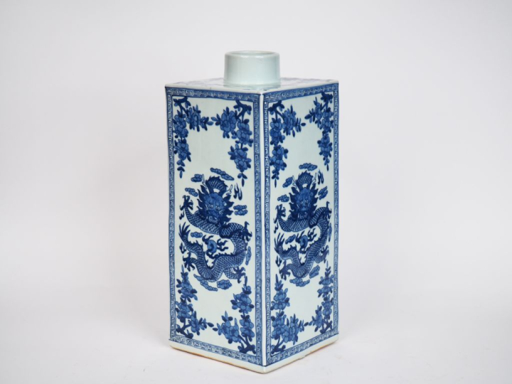 Chine, XXe siècle, Important pot à thé en porcelaine blanche à décor e