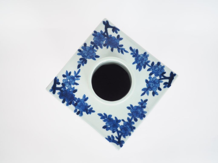 Chine, XXe siècle, Important pot à thé en porcelaine blanche à décor e