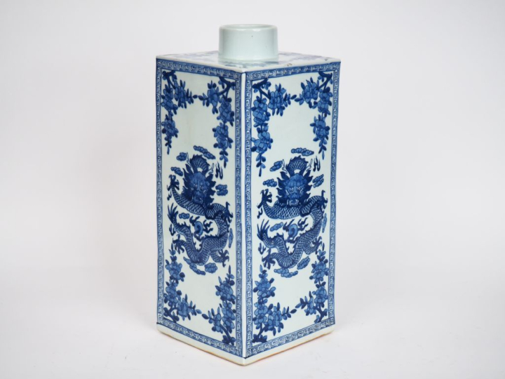 Chine, XXe siècle, Important pot à thé en porcelaine blanche à décor e