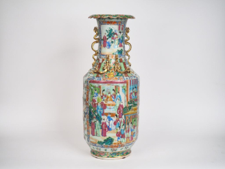 Vente aux enchères Canton, vers 1900,  Grand vase balustre en porcelaine et émaux de Cant