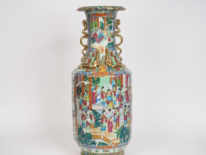 Canton, vers 1900,  Grand vase balustre en porcelaine et émaux de Cant