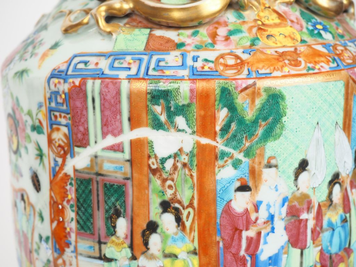 Canton, vers 1900,  Grand vase balustre en porcelaine et émaux de Cant